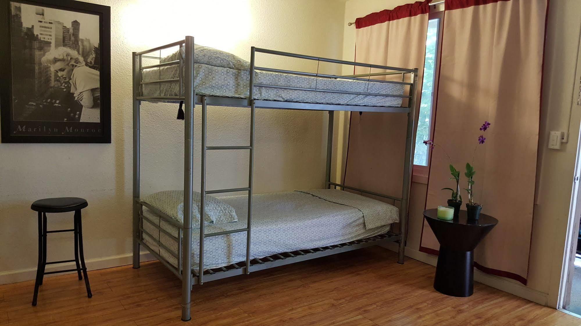 הונולולו The Beach Waikiki Boutique Hostel מראה חיצוני תמונה
