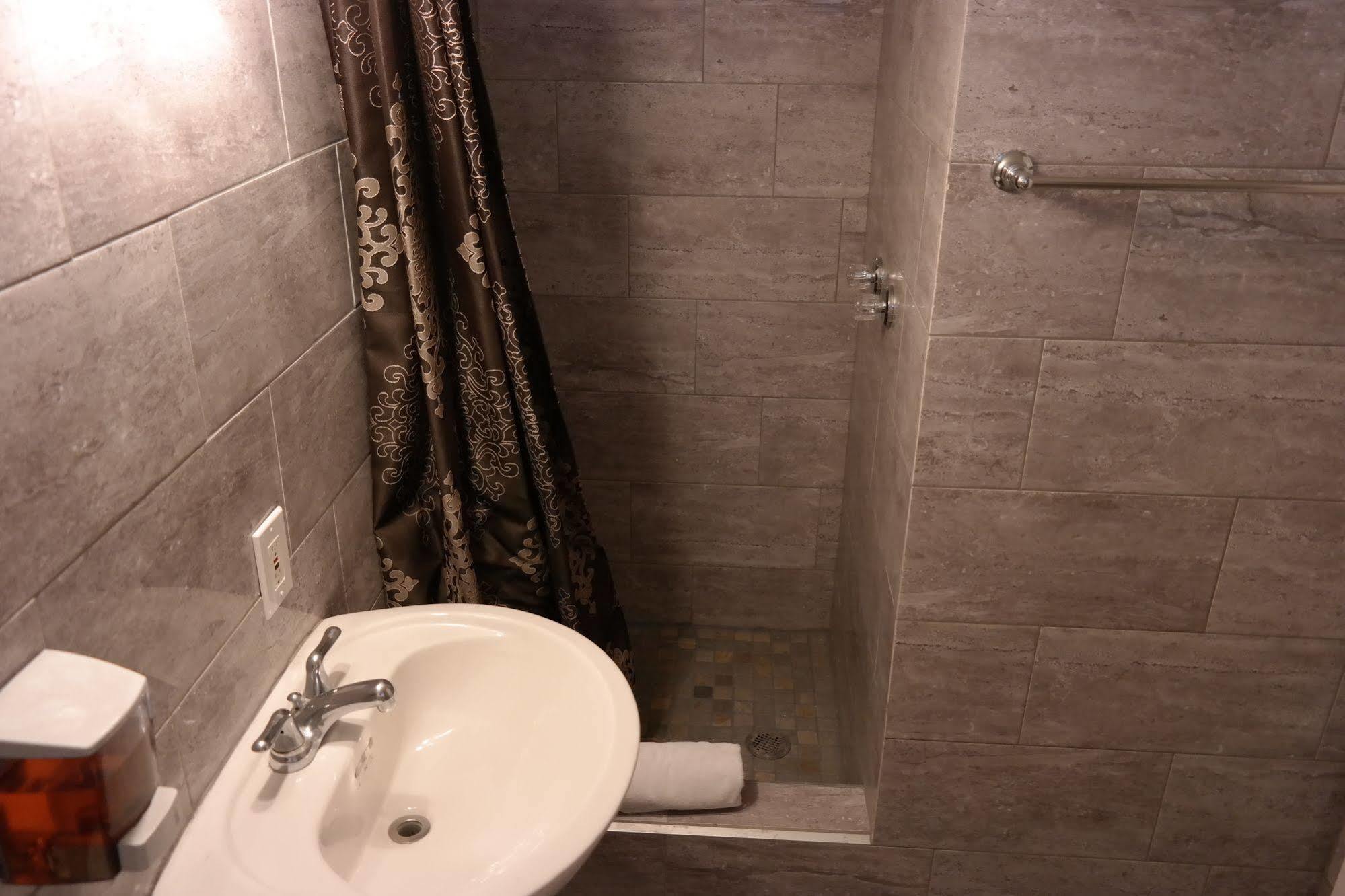 הונולולו The Beach Waikiki Boutique Hostel מראה חיצוני תמונה